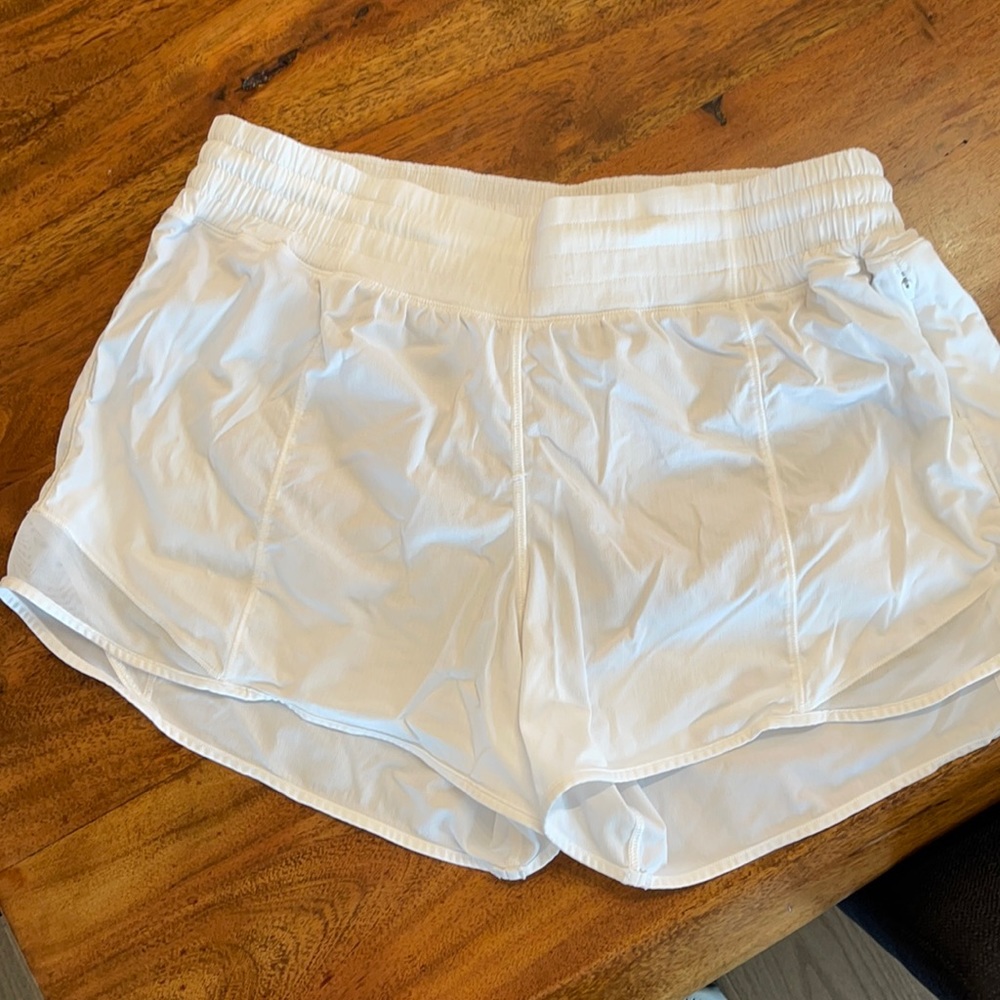 lululemon white hotty hot shorts (10T)
